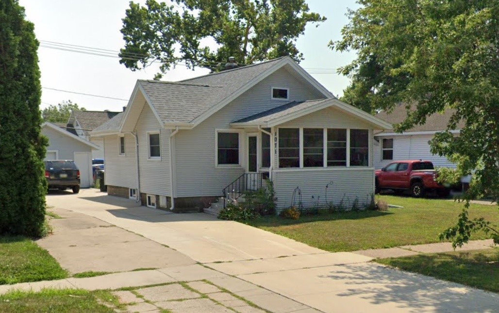 Photo 1 of 1 — 1071 F Avenue NW, Cedar Rapids, IA 52405