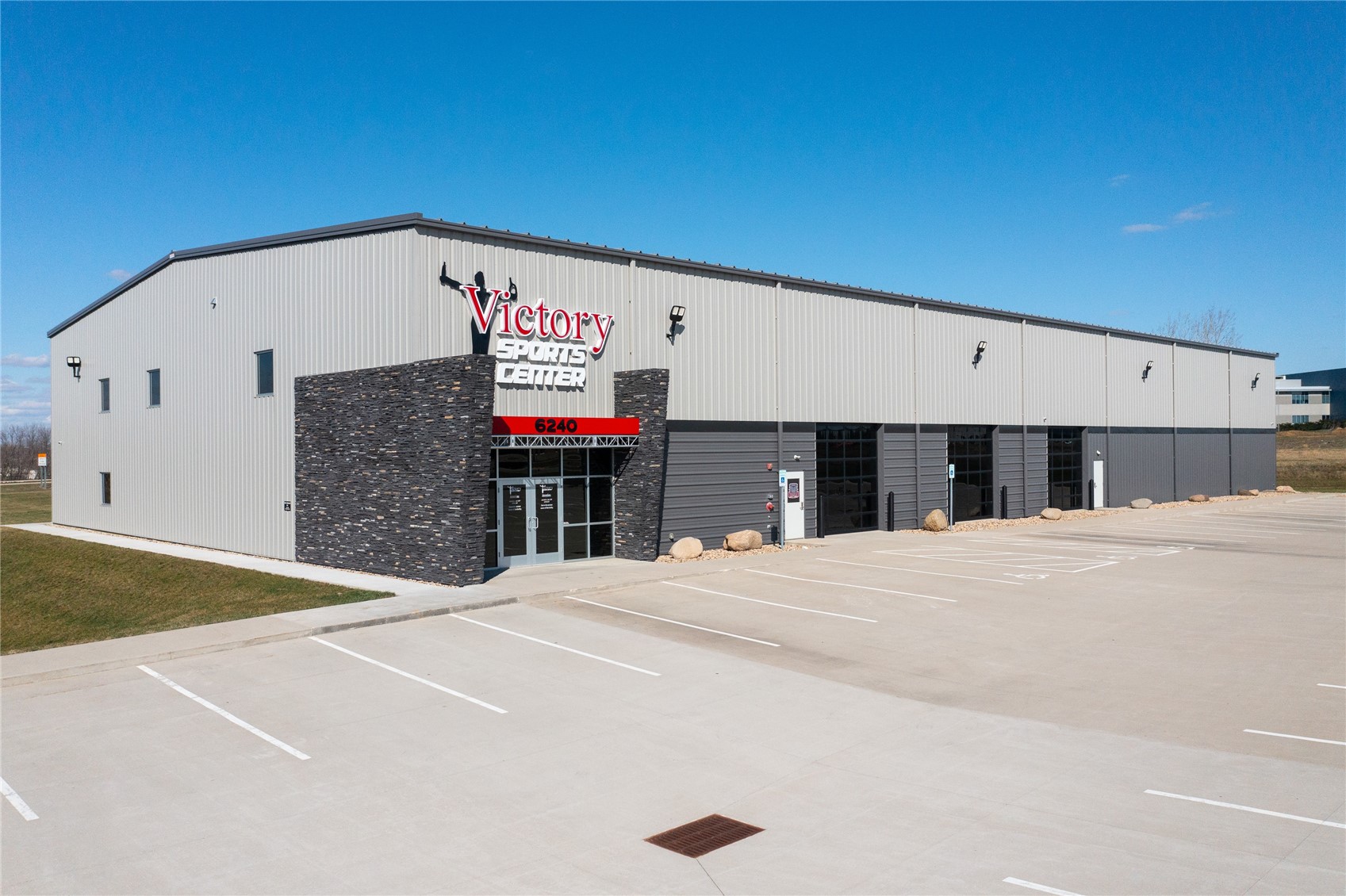 Photo 1 of 17 — 6240 N Gateway Drive, Marion, IA 52302