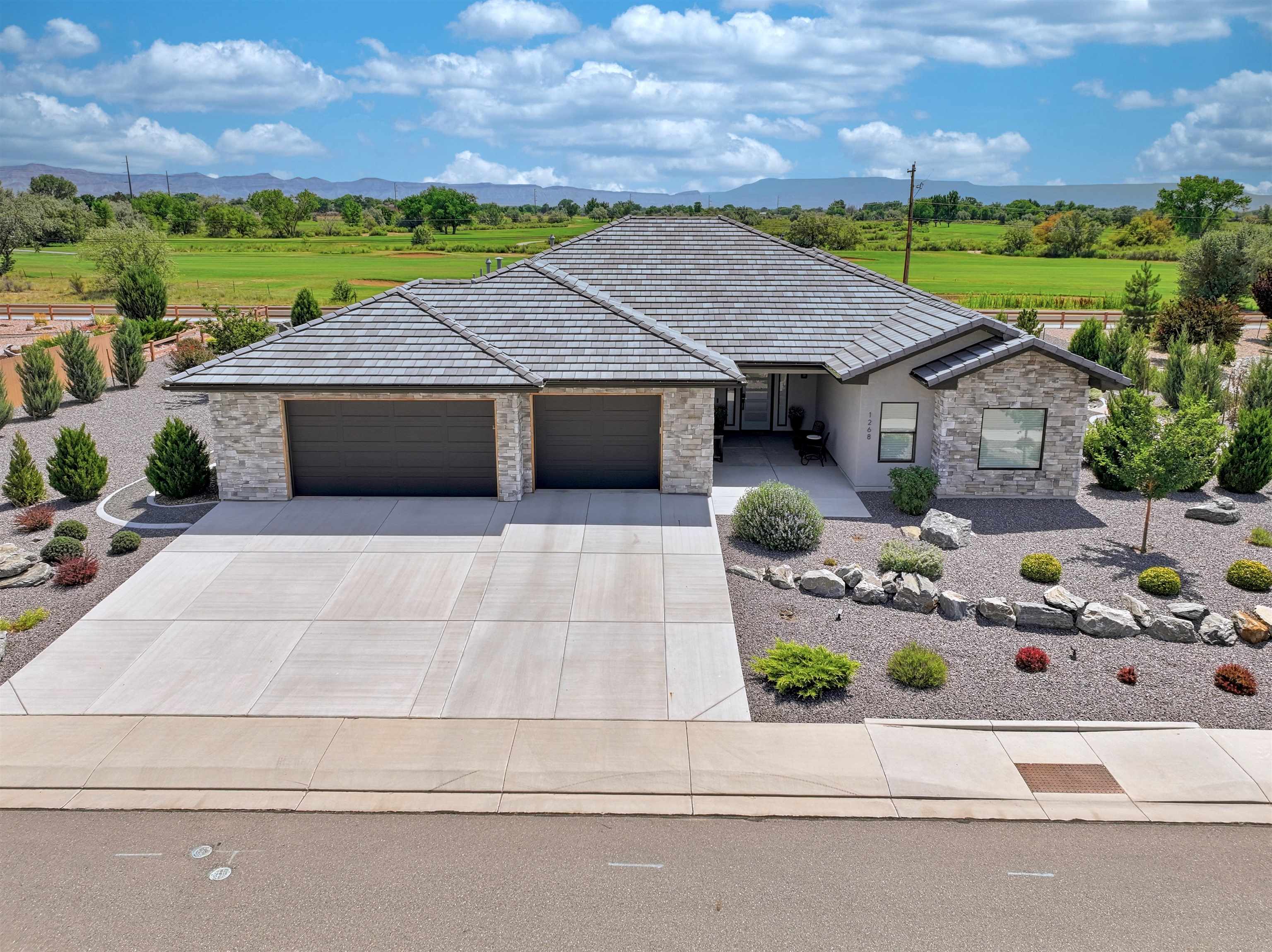 Experience luxury living in one of the Grand Valleys beautiful golf co – image 1