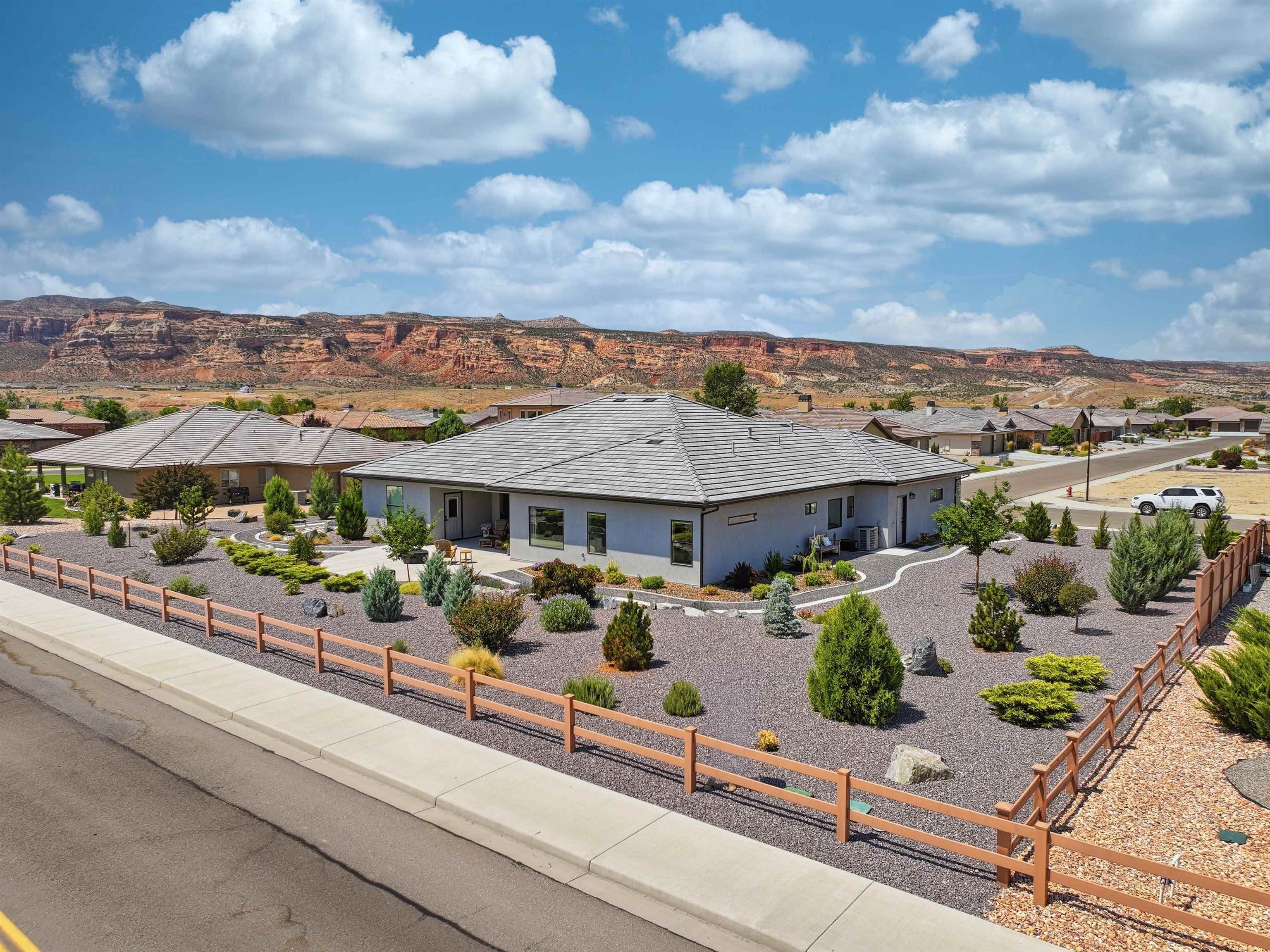 Experience luxury living in one of the Grand Valleys beautiful golf co – image 30