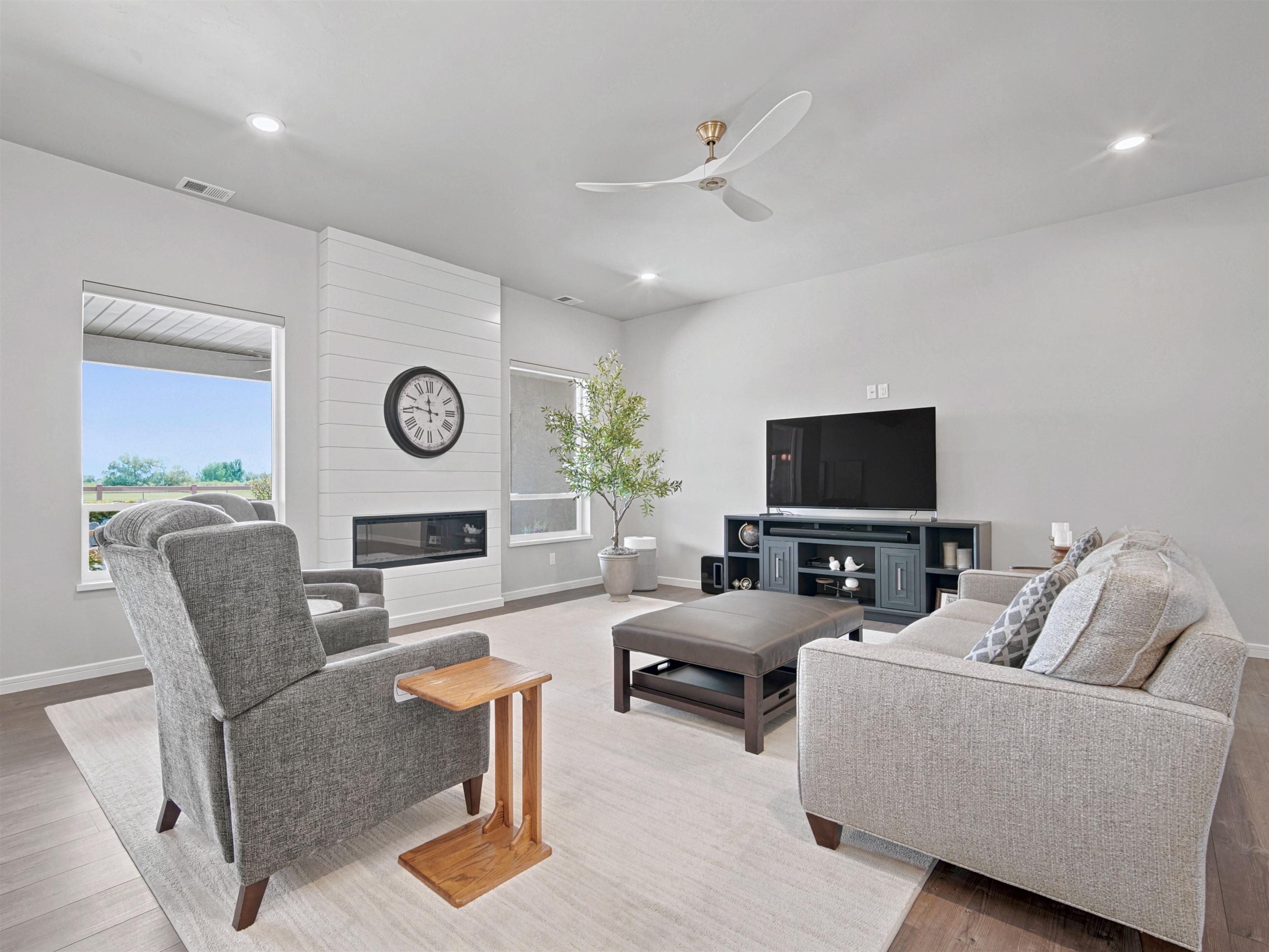 Experience luxury living in one of the Grand Valleys beautiful golf co – image 5