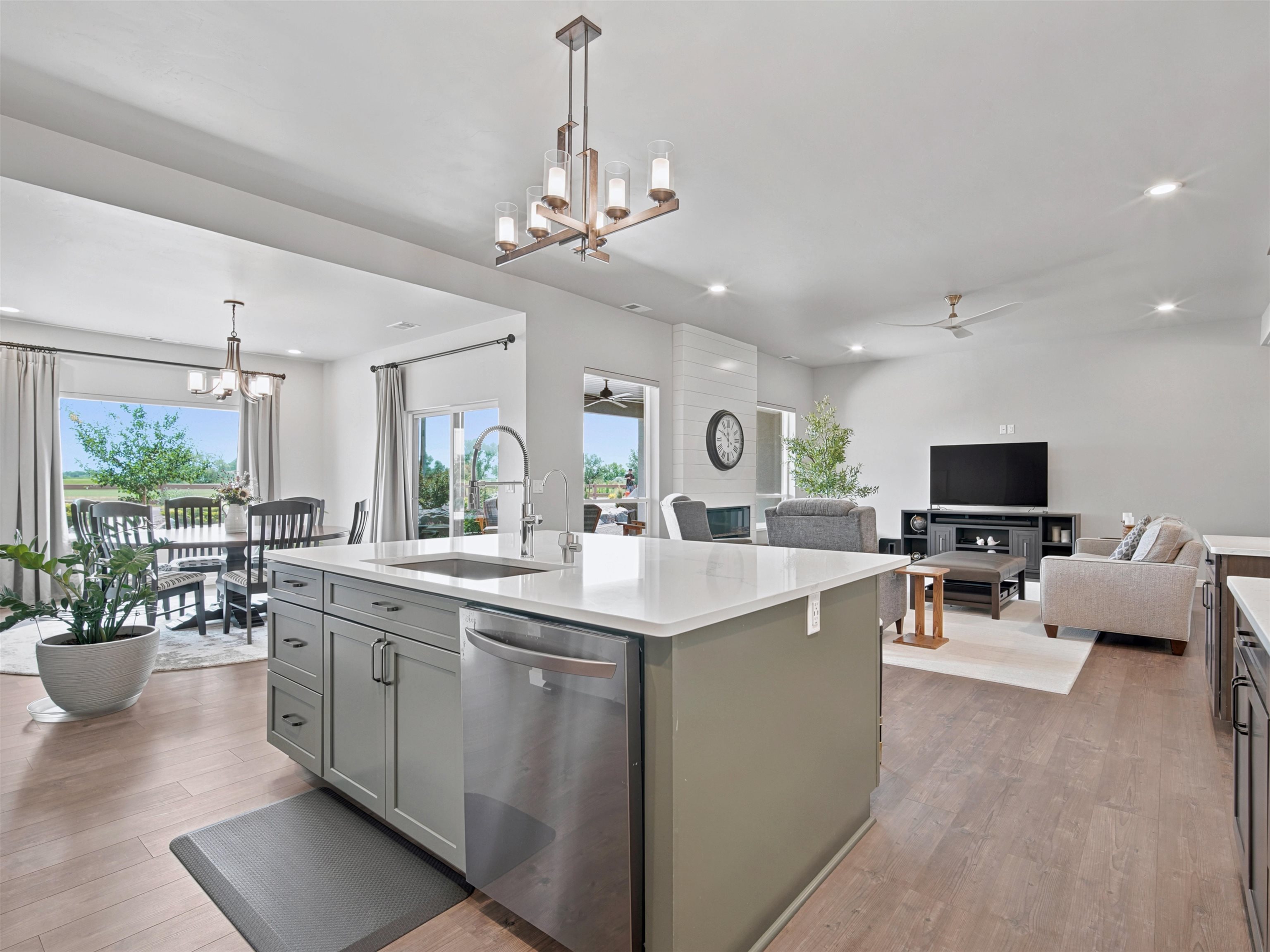 Experience luxury living in one of the Grand Valleys beautiful golf co – image 7