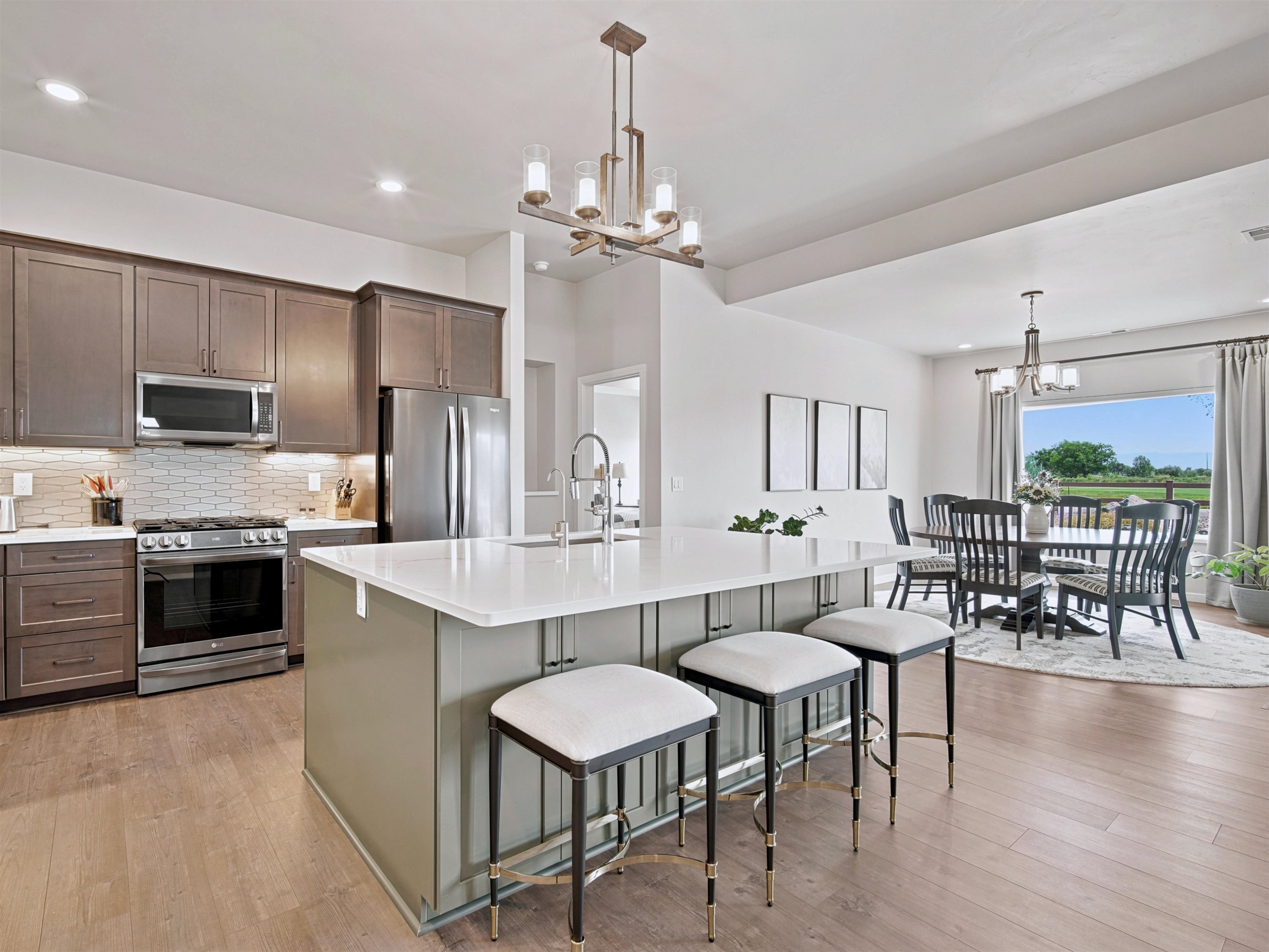Experience luxury living in one of the Grand Valleys beautiful golf co – image 6