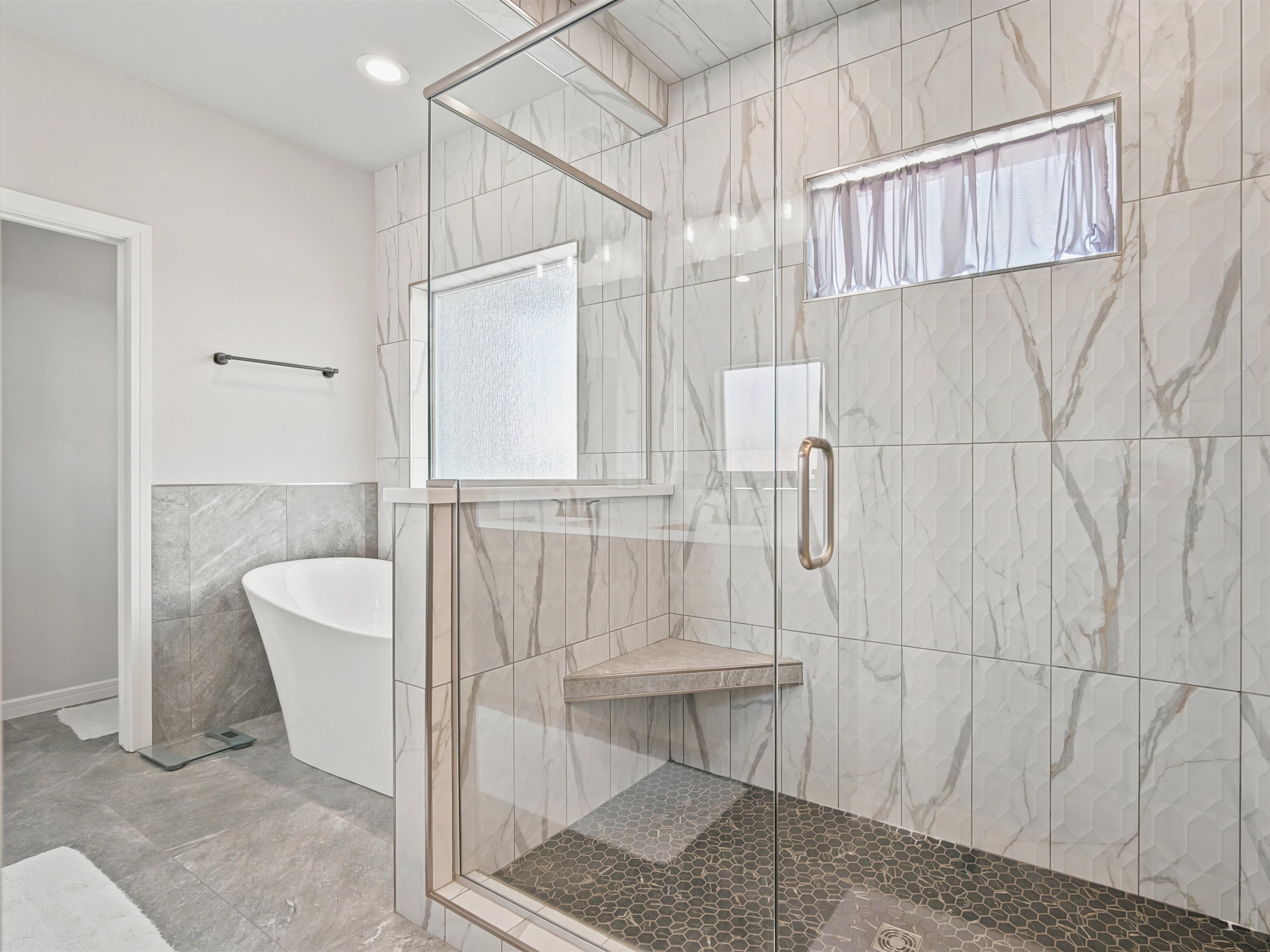 Experience luxury living in one of the Grand Valleys beautiful golf co – image 15