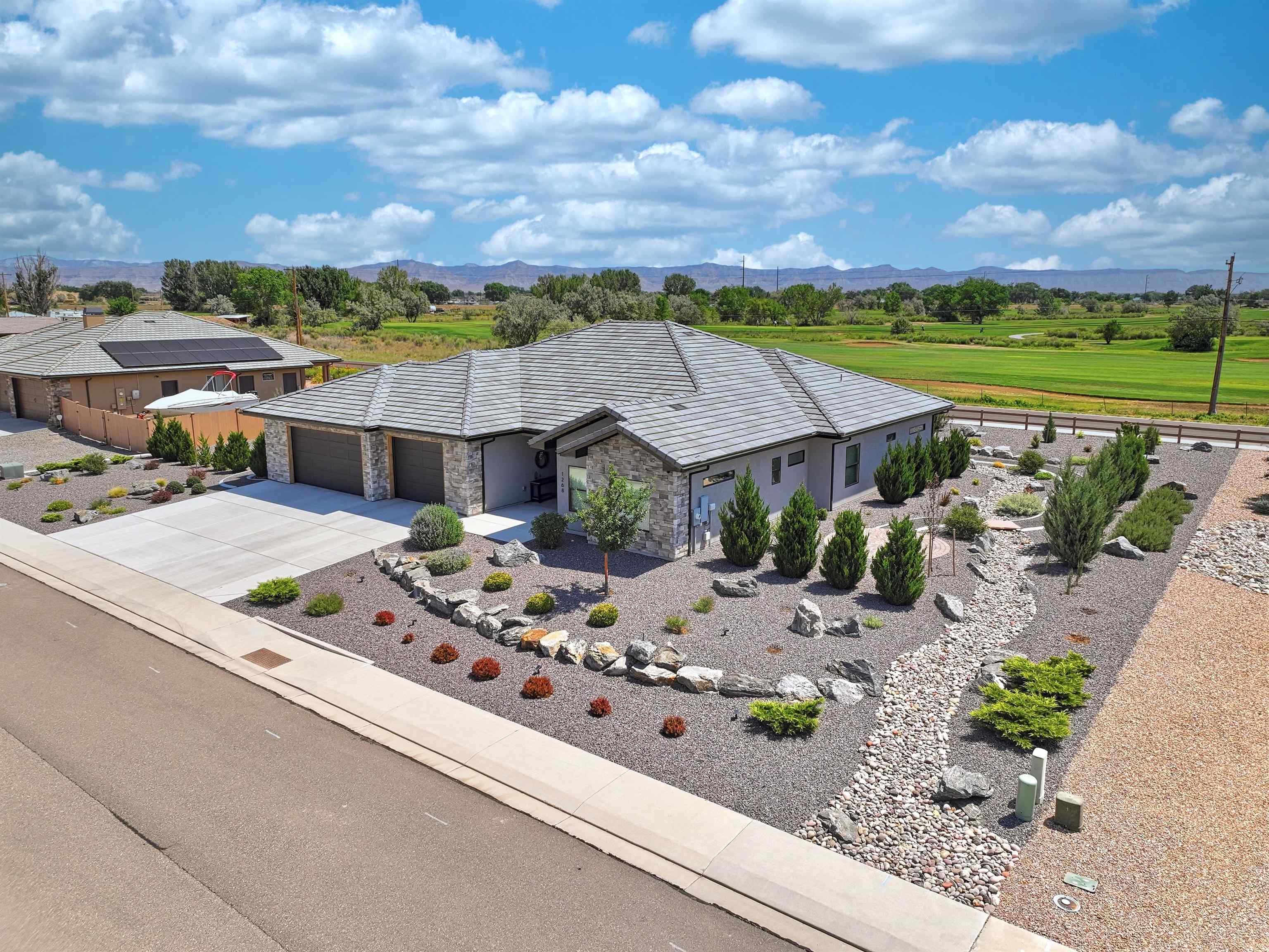 Experience luxury living in one of the Grand Valleys beautiful golf co – image 35
