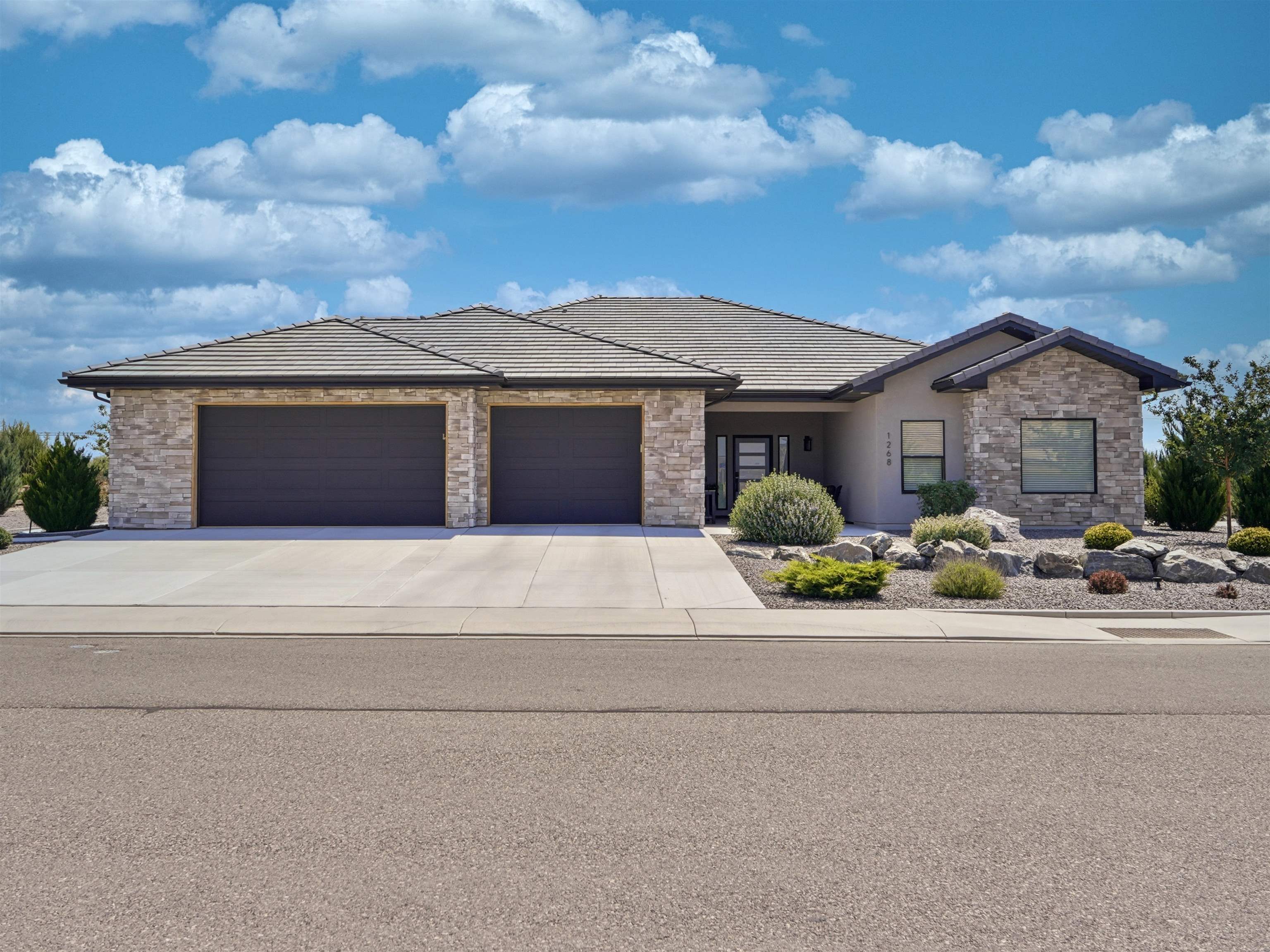Experience luxury living in one of the Grand Valleys beautiful golf co – image 2