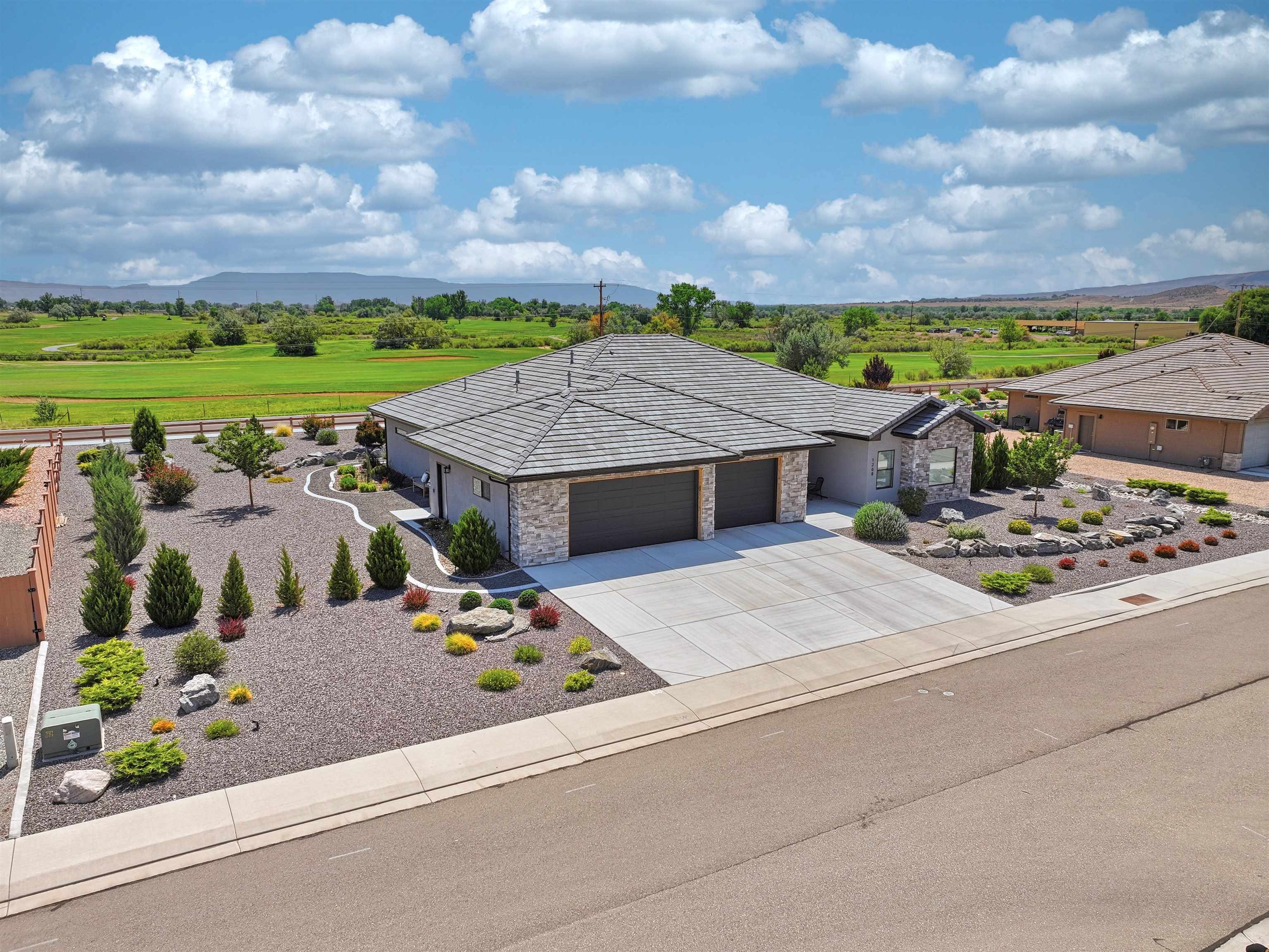 Experience luxury living in one of the Grand Valleys beautiful golf co – image 32