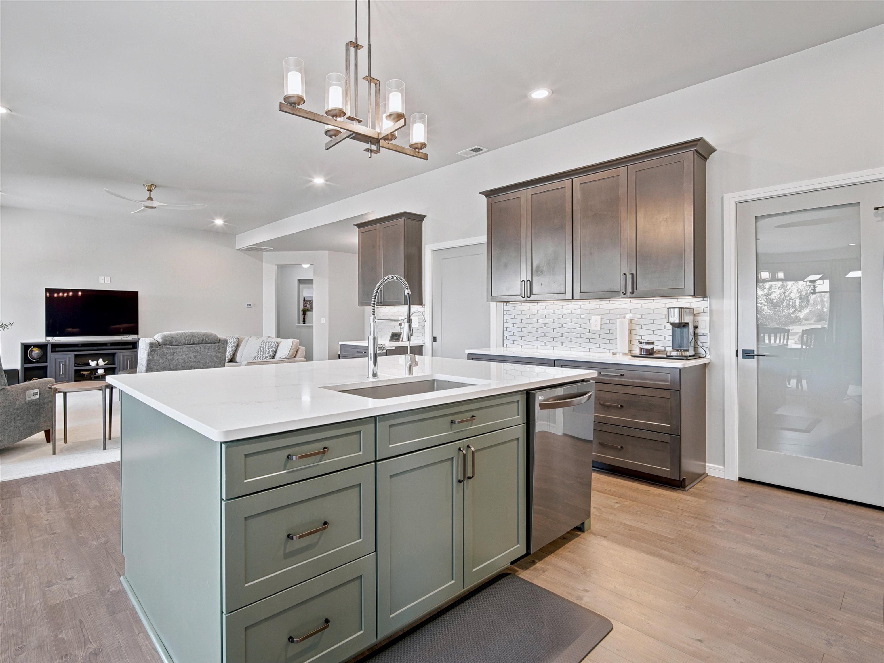 Experience luxury living in one of the Grand Valleys beautiful golf co – image 8