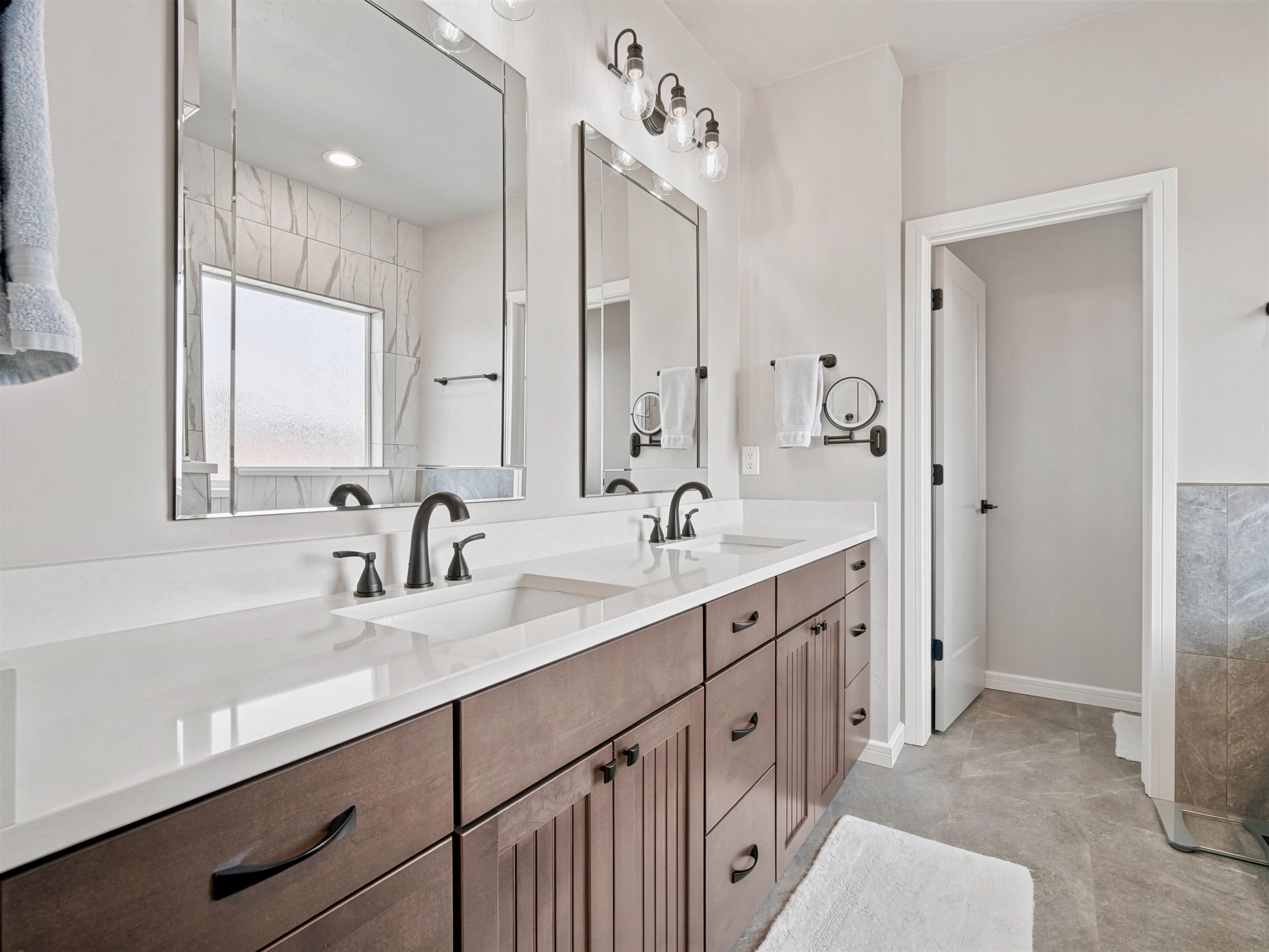 Experience luxury living in one of the Grand Valleys beautiful golf co – image 14
