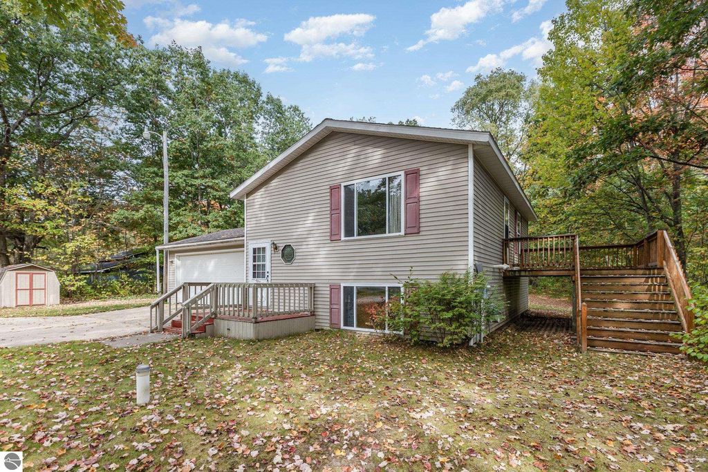 Photo of 7165 E 30 3/4 Road, Cadillac, MI 49601 (MLS # 1939269)