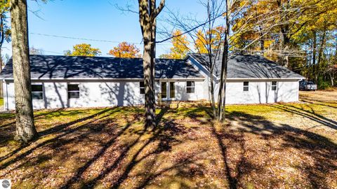 Photo of 2385 W Houghton Lake Drive, Houghton Lake, MI 48629 (MLS # 1940265)