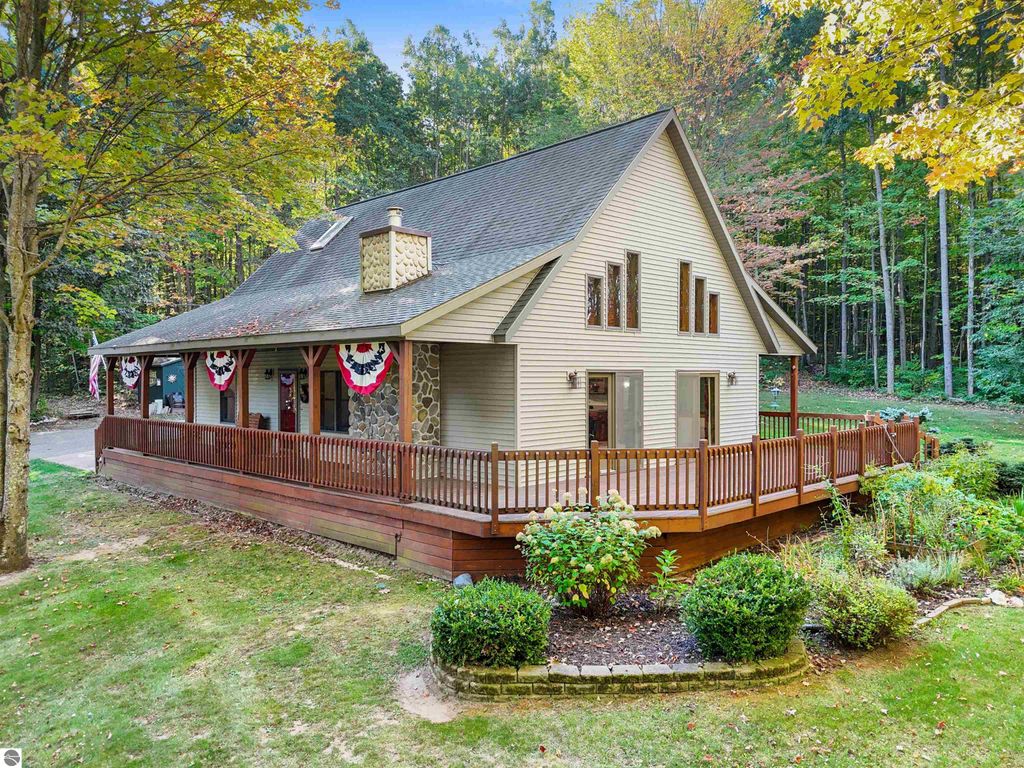 Photo of 11333 W Cadillac Road, Cadillac, MI 49601 (MLS # 1939195)