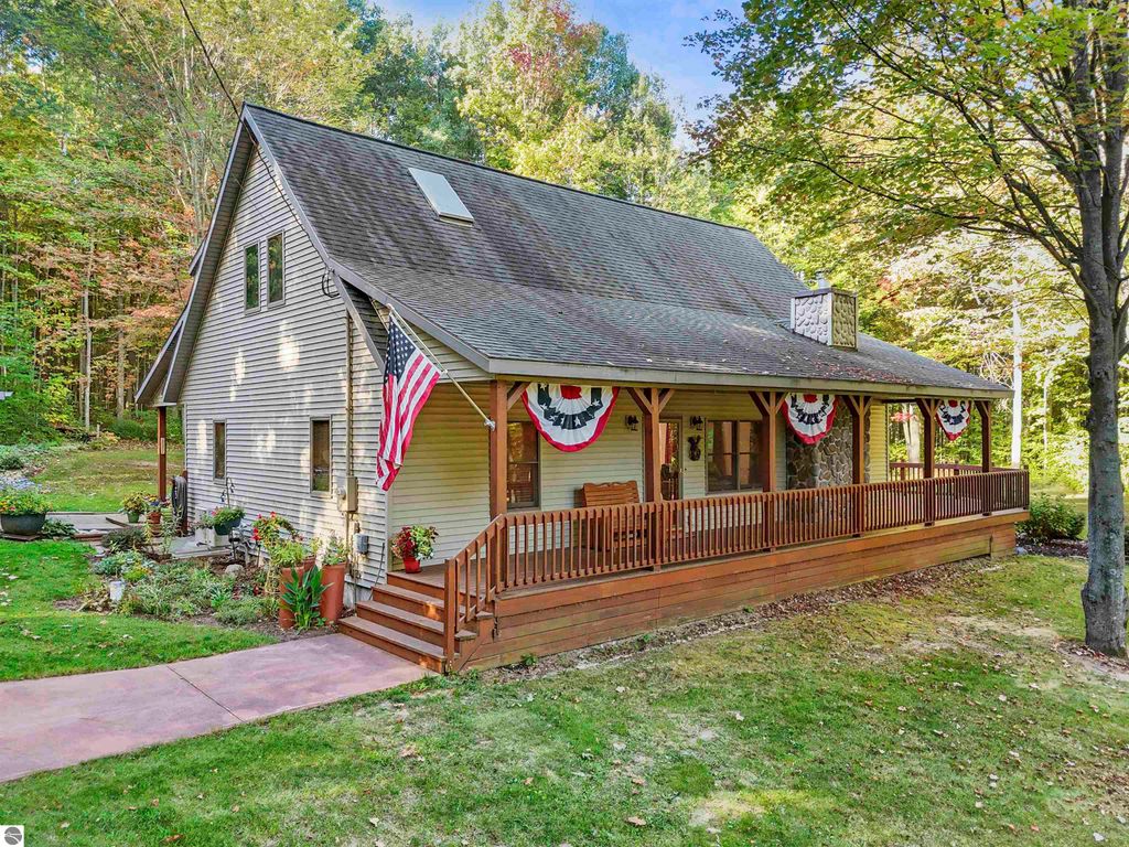 Photo of 11333 W Cadillac Road, Cadillac, MI 49601 (MLS # 1939195)