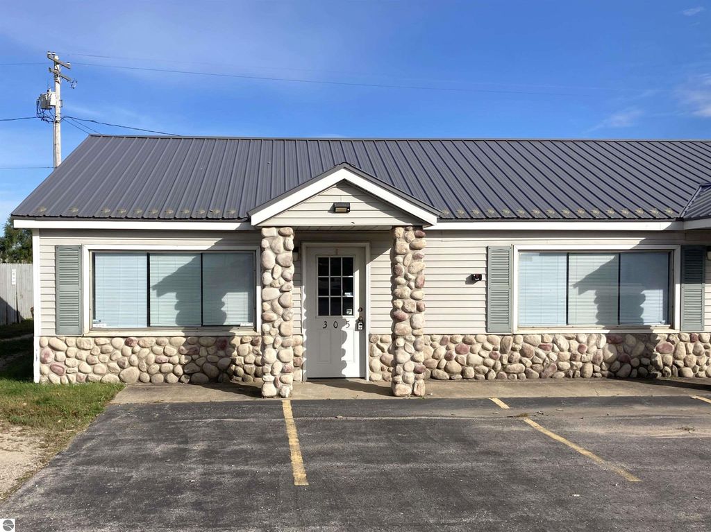 Photo of 305 S US-31, Traverse City, MI 49685 (MLS # 1939896)