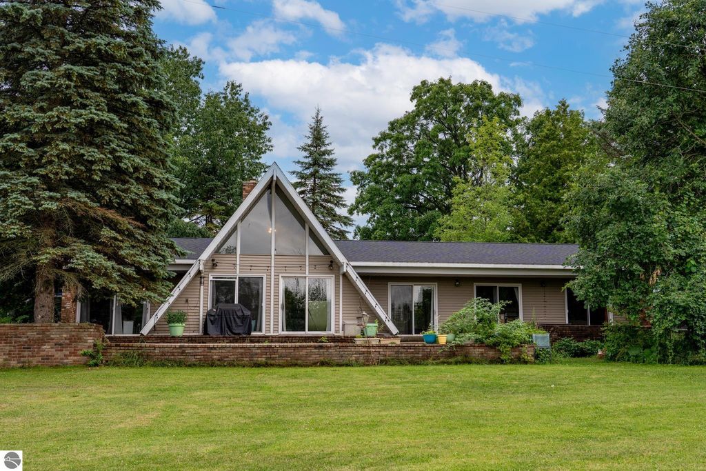 Photo of 6801 E Hovey Road, Rosebush, MI 48878 (MLS # 1936287)
