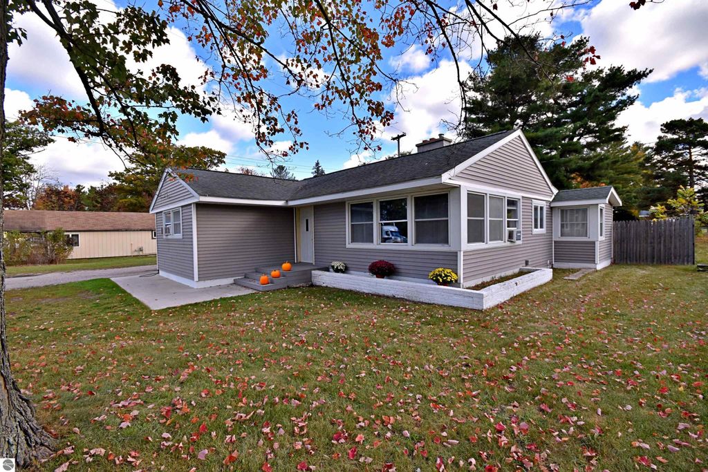 Photo of 719 S Lakeshore Drive, Lake City, MI 49651 (MLS # 1939467)