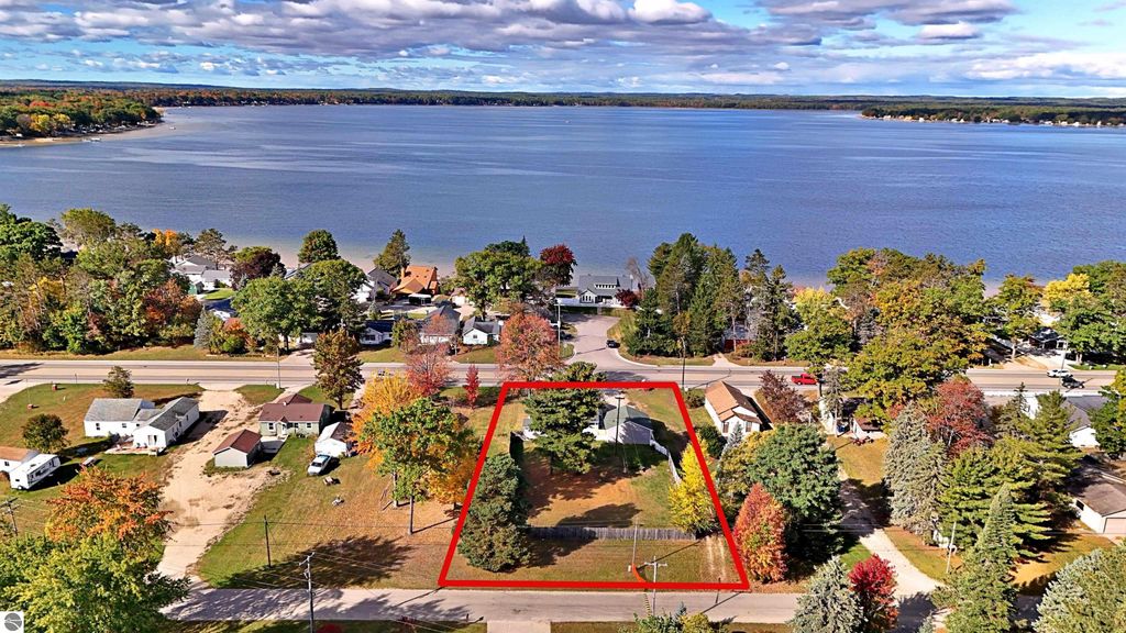 Photo of 719 S Lakeshore Drive, Lake City, MI 49651 (MLS # 1939467)
