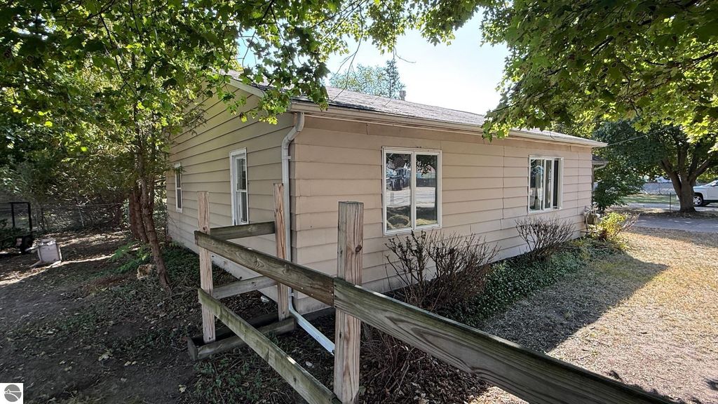 Photo of 113 Livingston Street, Mt Pleasant, MI 48858 (MLS # 1938696)
