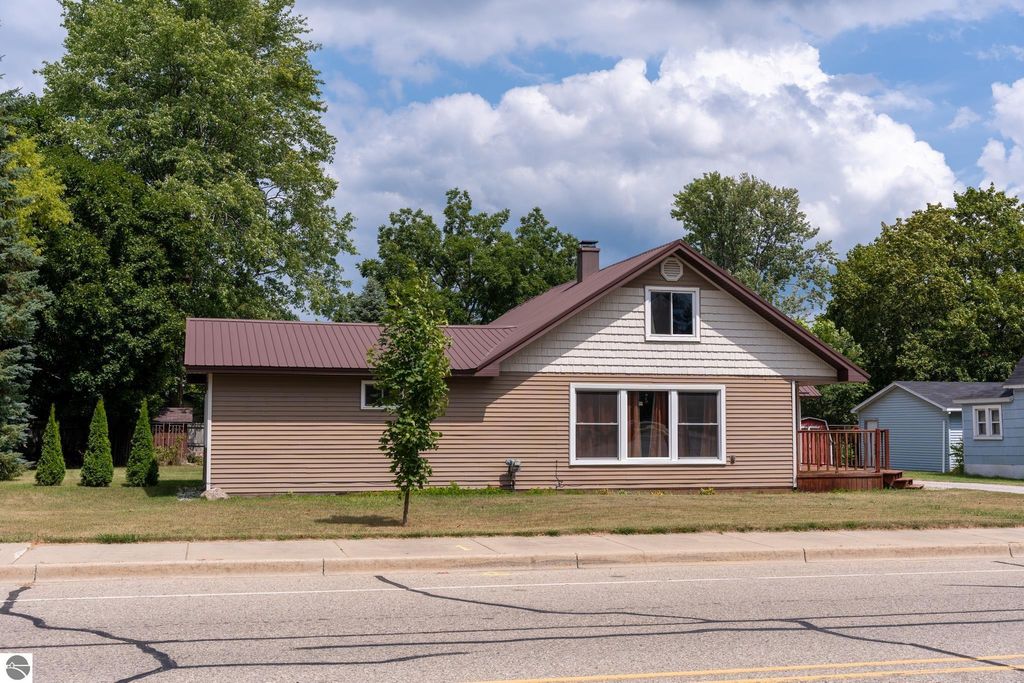 Photo of 206 W Railway Street, Coleman, MI 48618 (MLS # 1937414)