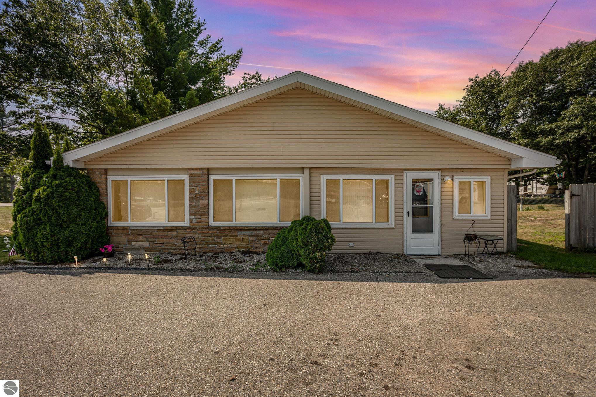 Photo 1 of 28 — 3497 N US-23, Oscoda, MI 48750