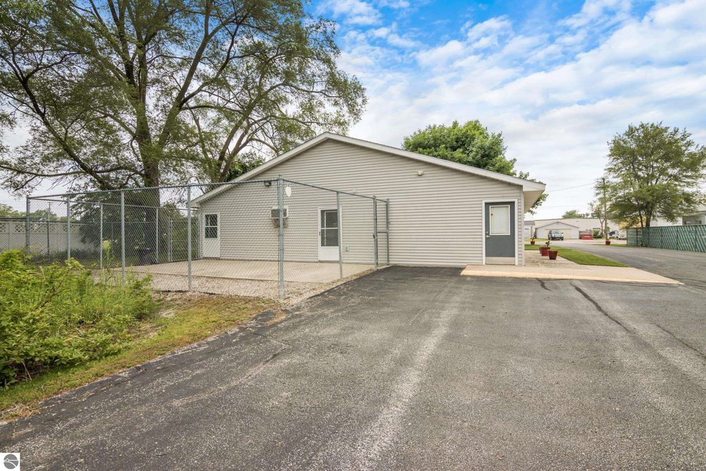 Photo of 931 Duell Road, Traverse City, MI 49686 (MLS # 1935517)