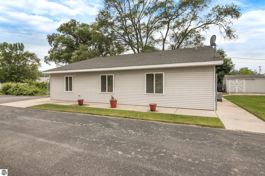Photo of 931 Duell Road, Traverse City, MI 49686 (MLS # 1935517)