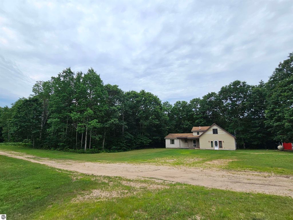 Photo of 3815 N 3 1/2 Road, Mesick, MI 49668 (MLS # 1935857)