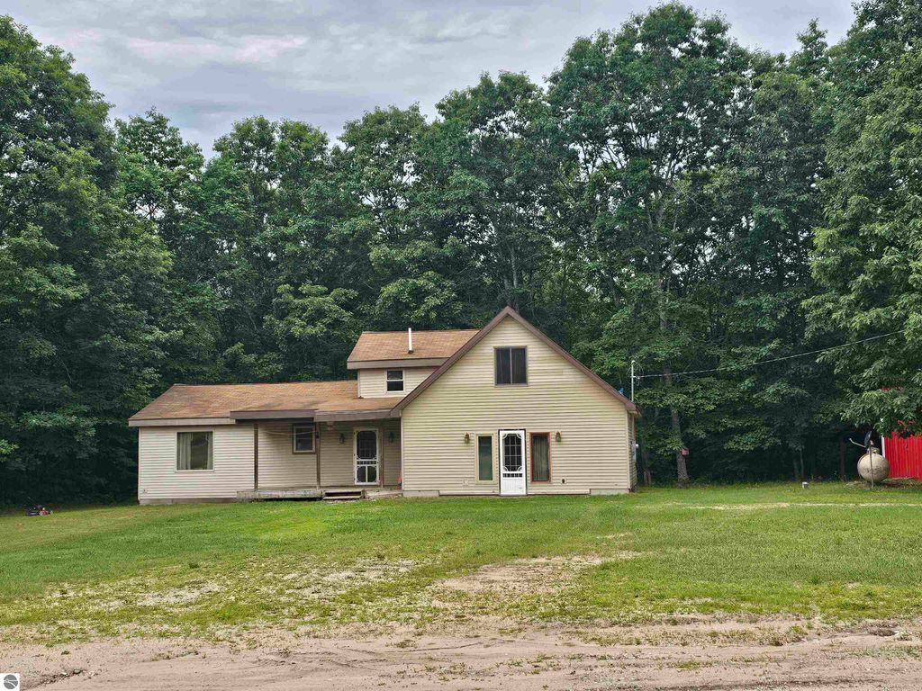 Photo of 3815 N 3 1/2 Road, Mesick, MI 49668 (MLS # 1935857)