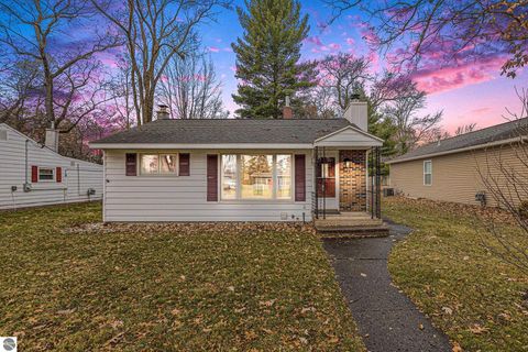 Photo of 430 Davis Street, Traverse City, MI 49686 (MLS # 1940792)