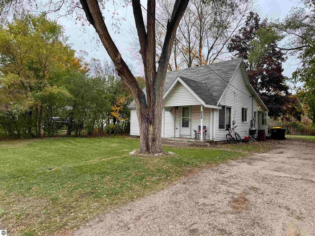 Photo of 1408 Upton Street, Mt Pleasant, MI 48858 (MLS # 1940305)