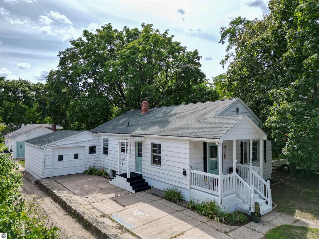 Photo of 1104 E Broadway, Mt Pleasant, MI 48858 (MLS # 1938064)