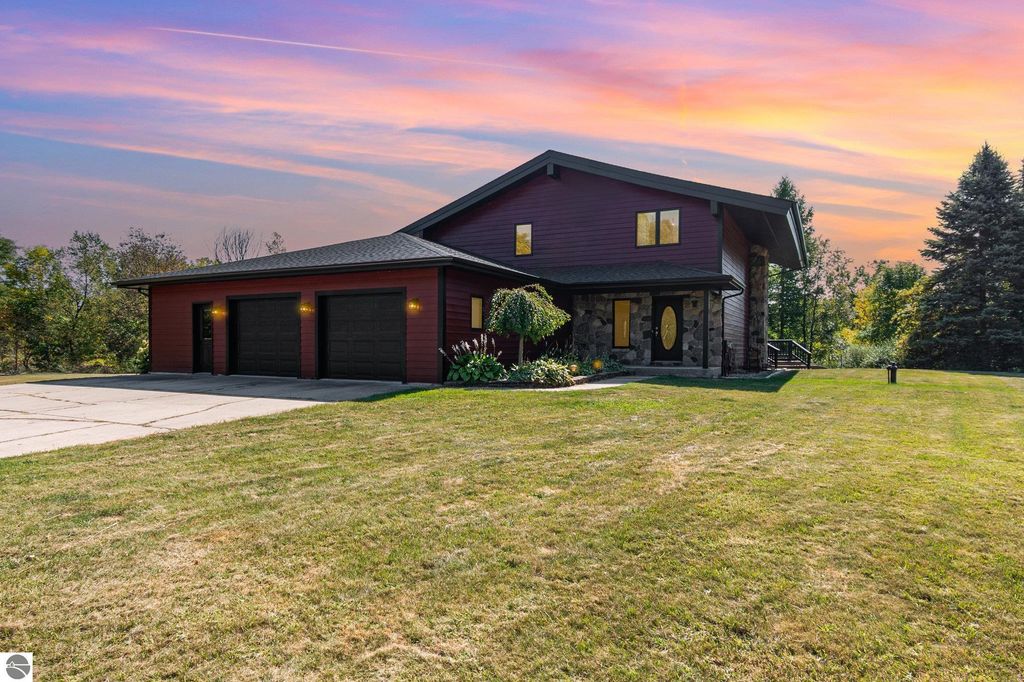 Photo of 1257 Summit Lane, Mt Pleasant, MI 48858 (MLS # 1938671)