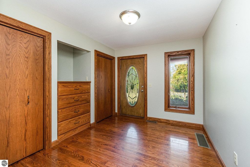 Photo of 1257 Summit Lane, Mt Pleasant, MI 48858 (MLS # 1938671)
