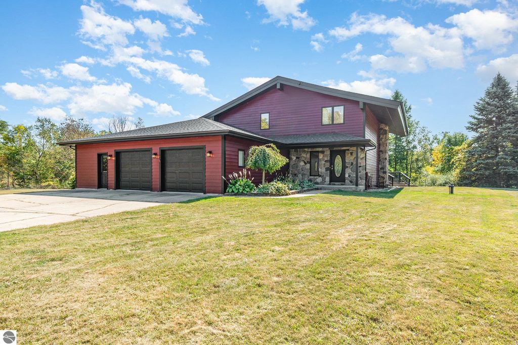 Photo of 1257 Summit Lane, Mt Pleasant, MI 48858 (MLS # 1938671)