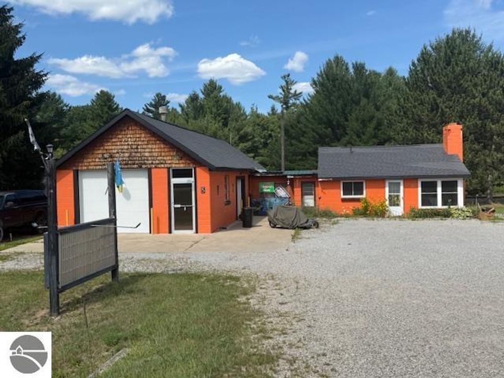 Photo of 5 W Federal Highway, Roscommon, MI 48653 (MLS # 1936649)