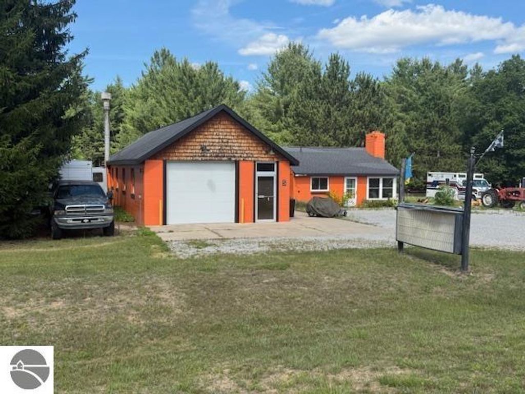 Photo of 5 W Federal Highway, Roscommon, MI 48653 (MLS # 1936649)