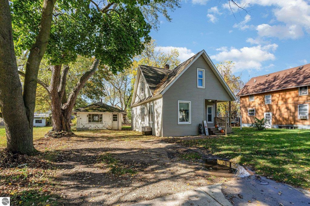 Photo of 535 Hayes Avenue, Alma, MI 48801 (MLS # 1939888)