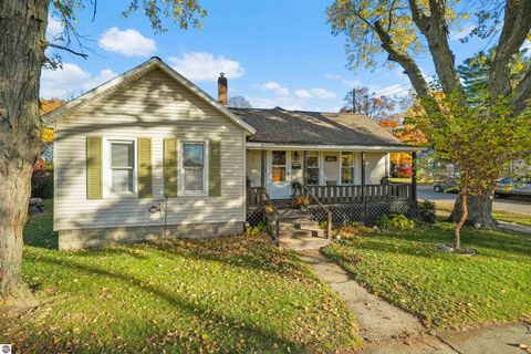 Photo of 402 Haynes Street, Cadillac, MI 49601 (MLS # 1940353)