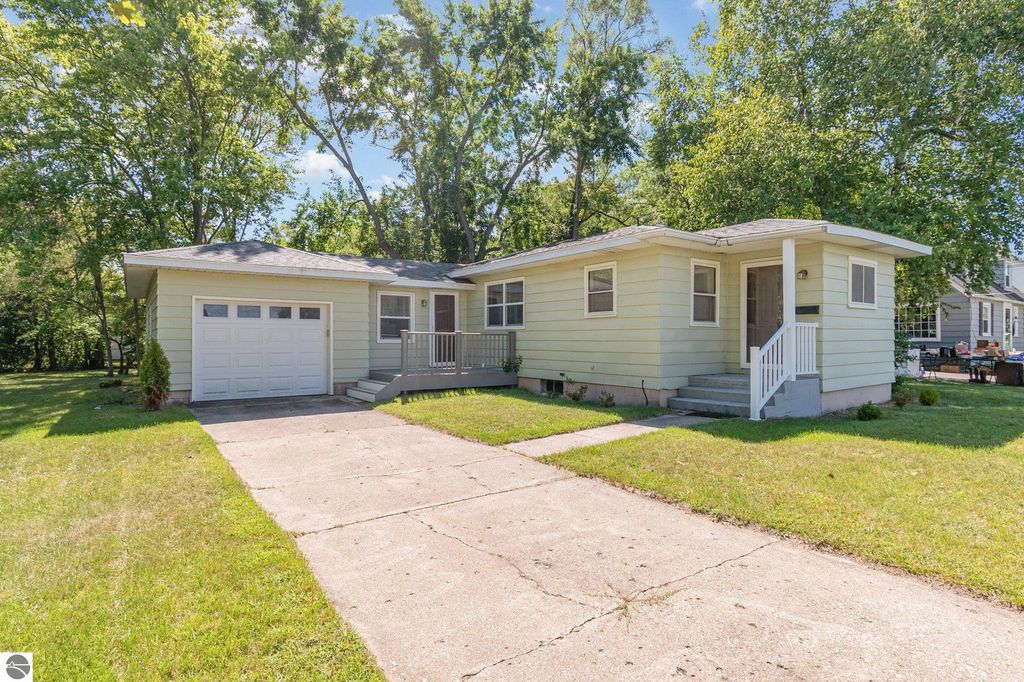 Photo of 902 Bennett Street, Mt Pleasant, MI 48858 (MLS # 1938147)