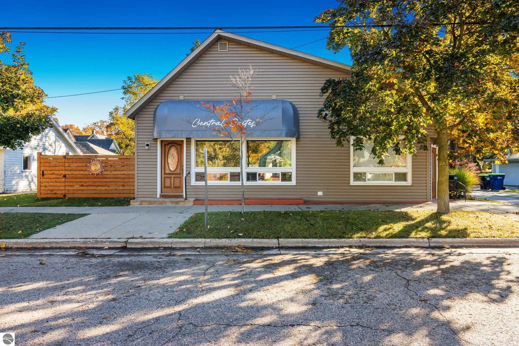 Photo of 709 Wadsworth Street, Traverse City, MI 49684 (MLS # 1939865)