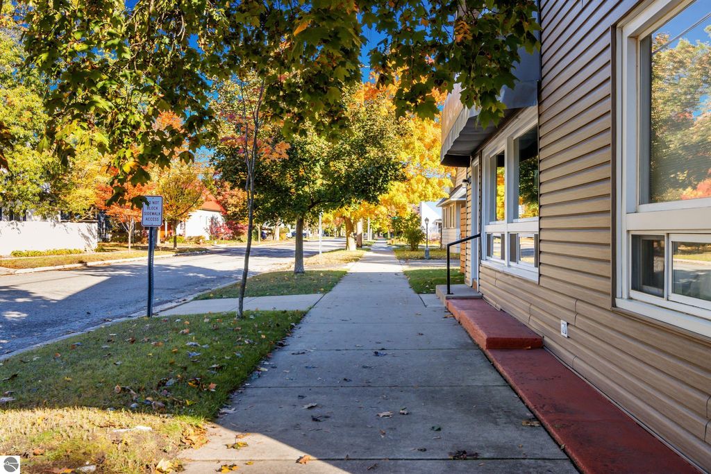 Photo of 709 Wadsworth Street, Traverse City, MI 49684 (MLS # 1939865)