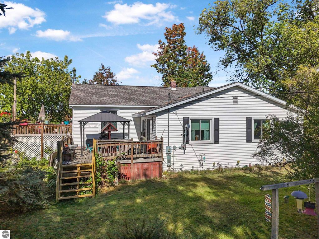 Photo of 229 E Houghton Lake Road, Lake City, MI 49651 (MLS # 1939224)