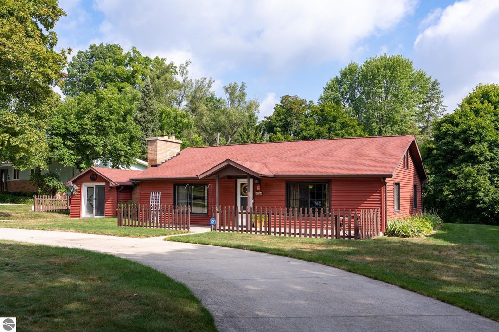 Photo of 604 Hopkins Avenue, Mt Pleasant, MI 48858 (MLS # 1938608)