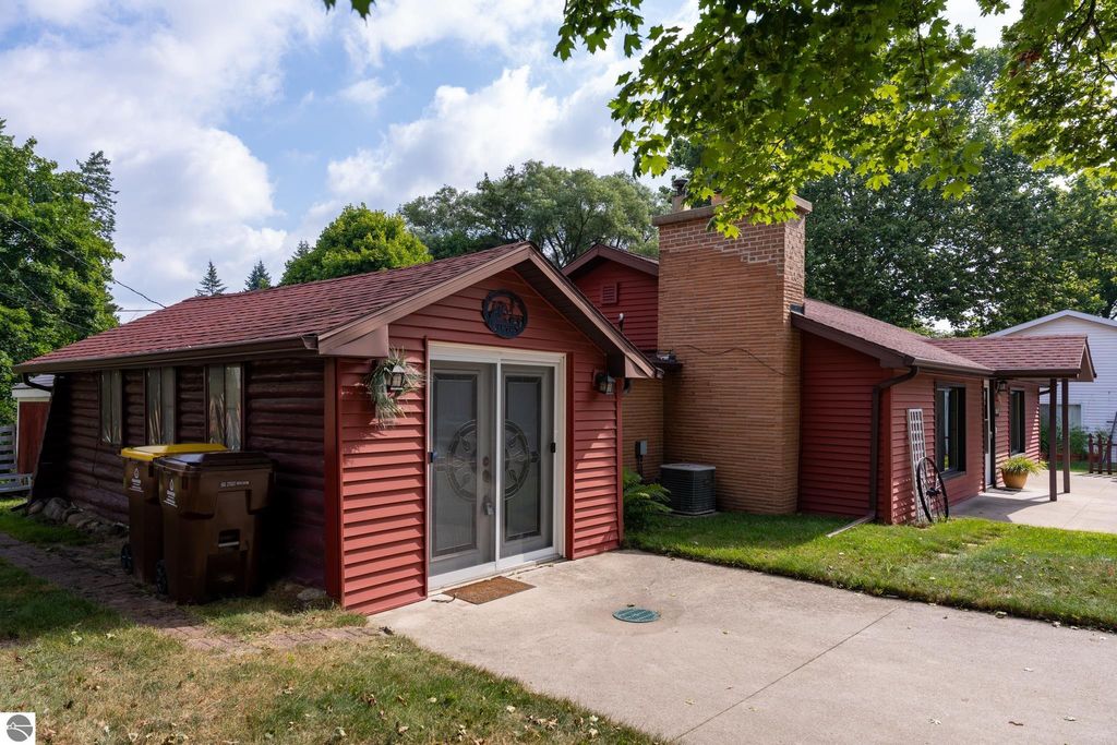 Photo of 604 Hopkins Avenue, Mt Pleasant, MI 48858 (MLS # 1938608)
