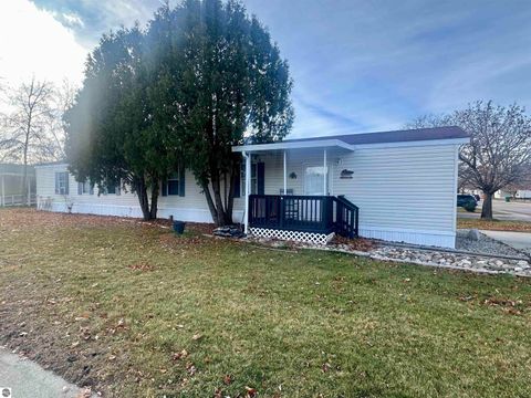 Tiny photo for 403 Farm Lane, Cadillac, MI 49601 (MLS # 1940776)