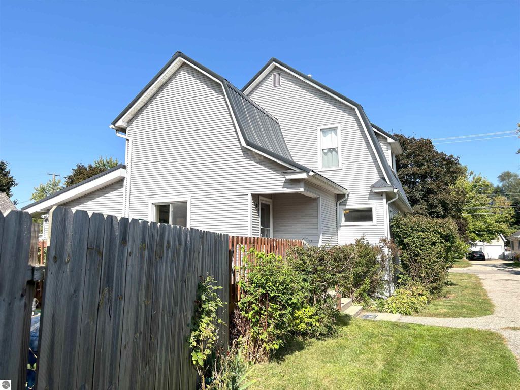 Photo of 1603 W Broadway Street, Mt Pleasant, MI 48858 (MLS # 1939051)