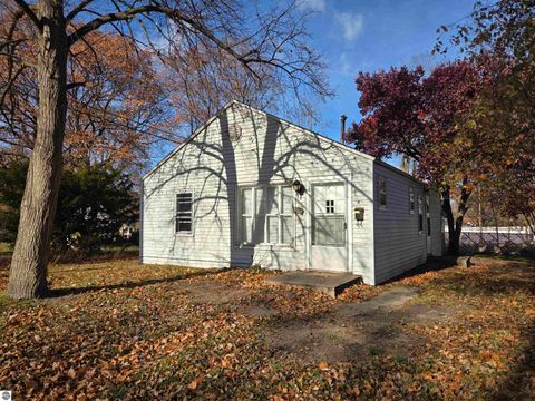 Photo of 517 E Bennett Avenue, Mt Pleasant, MI 48858 (MLS # 1940880)