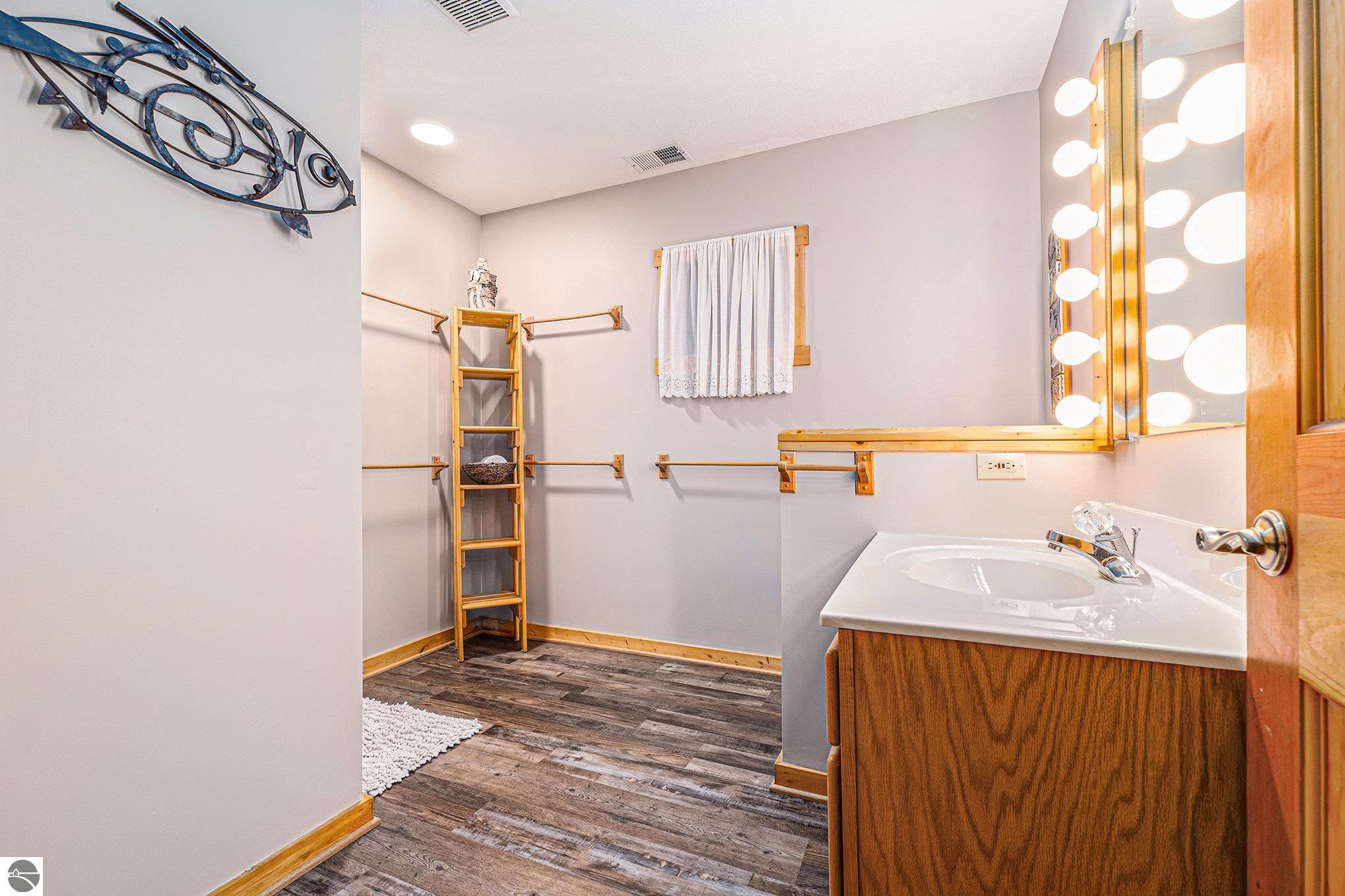 Lake Ann, Michigan 49650, United States, 7 Bedrooms Bedrooms, ,3 BathroomsBathrooms,Residential,Pending,102500