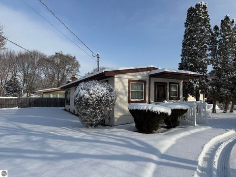 Photo of 905 E Gaylord Street, Mt Pleasant, MI 48858 (MLS # 1940891)