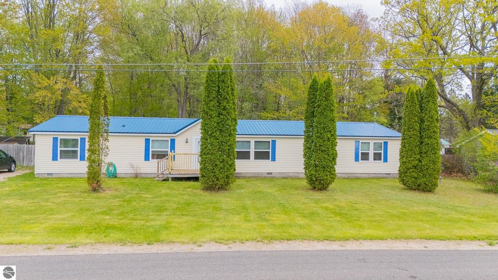 Photo of 299 Cloverleaf Lane, Houghton Lake, MI 48629 (MLS # 1934002)